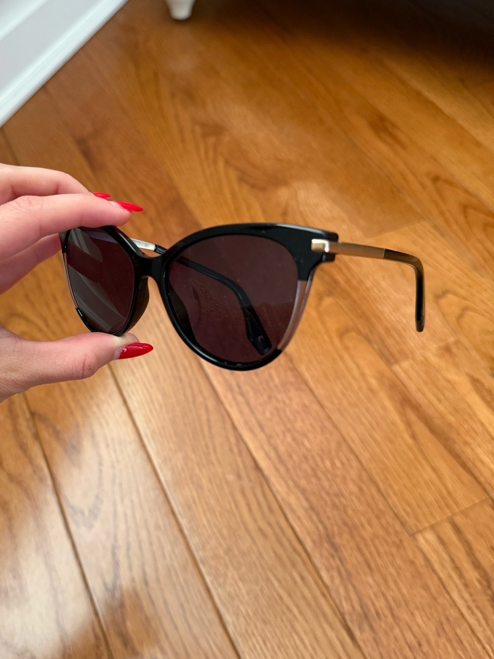 Marc Jacobs Black Cat-Eye Women's Sunglasses with Gold Temples - Picture 2 of 6